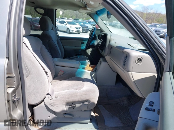 2000 Chevrolet Suburban LT with VIN 3GNFK16T0YG114431, listed as a IAAI auction lot 42059206 with 266,582 mi miles. Bid and sale history available at carsss.com. Image 5.