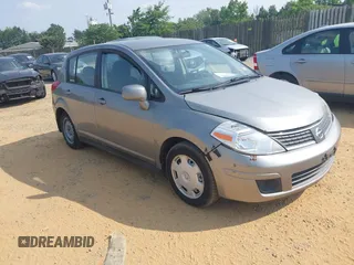 2007 Nissan Versa SL z VIN 3N1BC13E57L424125, wystawiony jako IAAI lot #42418376 z przebiegiem 196 779 mil mil oraz . Historia ofert i sprzedaży dostępna na DreamBid. Obrazek 1.