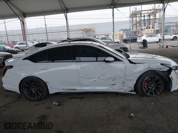 2021 Cadillac CT5 Sport z VIN 1G6DU5RK9M0117981, wystawiony jako IAAI lot #42021432 z przebiegiem 67 363 mil mil oraz . Historia ofert i sprzedaży dostępna na DreamBid. Obrazek 13.