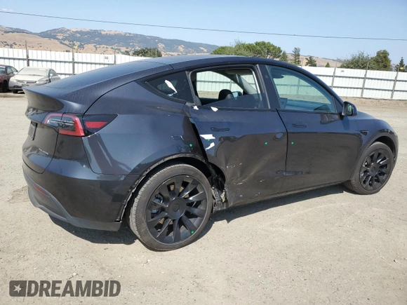 2024 Tesla Model Y Long Range with VIN 7SAYGAEE2RF101616, listed as a Copart auction lot 62236425 with 32,619 mi miles and Salvage title. Bid and sale history available at DreamBid. Image 3.