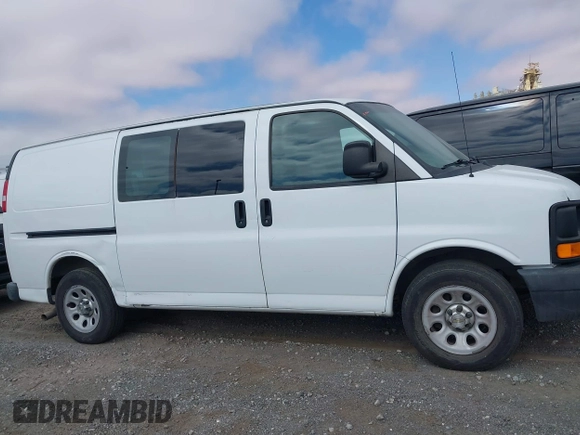 2013 Chevrolet Express Cargo z VIN 1GCSGAFX7D1179068, wystawiony jako IAAI lot #42416117 z przebiegiem 203 041 mil mil oraz . Historia ofert i sprzedaży dostępna na DreamBid. Obrazek 13.