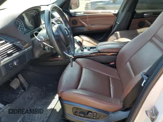 2012 BMW X5 35i z VIN 5UXZV4C59CL759335, wystawiony jako Copart lot #57055065 z przebiegiem 180 589 mil mil oraz Czysty tytuł • Clean title. Historia ofert i sprzedaży dostępna na DreamBid. Obrazek 7.