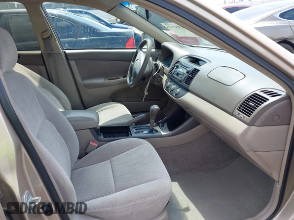 2002 Toyota Camry LE z VIN 4T1BE32K72U078387, wystawiony jako IAAI lot #42052328 z przebiegiem 157 394 mil mil oraz . Historia ofert i sprzedaży dostępna na DreamBid. Obrazek 5.