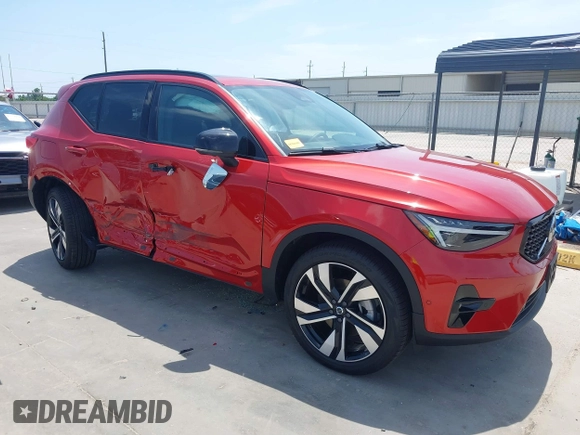 2025 Volvo XC40 Ultimate Dark Theme z VIN YV4L12UM3S2529546, wystawiony jako IAAI lot #42270947 z przebiegiem 787 mil mil oraz . Historia ofert i sprzedaży dostępna na DreamBid. Obrazek 1.
