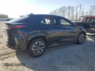 2024 Lexus RZ 450e Premium z VIN JTJAAAAB7RA025151, wystawiony jako Copart lot #51349665 z przebiegiem 6607 mil mil oraz Szkody całkowita. Historia ofert i sprzedaży dostępna na DreamBid. Obrazek 3.