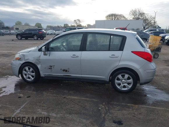 2007 Nissan Versa S z VIN 3N1BC13E47L369909, wystawiony jako IAAI lot #41831330 z przebiegiem 115 767 mil mil oraz . Historia ofert i sprzedaży dostępna na DreamBid. Obrazek 14.