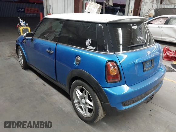 2010 MINI Hardtop S z VIN WMWMF7C53ATX45791, wystawiony jako IAAI lot #42507110 z przebiegiem 137 517 mil mil oraz . Historia ofert i sprzedaży dostępna na DreamBid. Obrazek 3.