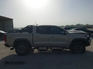 2024 Chevrolet Colorado 4WD ZR2 z VIN 1GCPTFEK4R1145701, wystawiony jako IAAI lot #42262513 z przebiegiem 8 666 mil mil oraz . Historia ofert i sprzedaży dostępna na DreamBid. Obrazek 13.