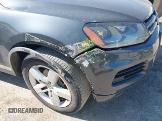 2012 Volkswagen Touareg Sport z VIN WVGFF9BP3CD003376, wystawiony jako IAAI lot #42249714 z przebiegiem 248 635 mil mil oraz . Historia ofert i sprzedaży dostępna na DreamBid. Obrazek 6.