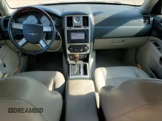 2005 Chrysler 300 C z VIN 2C3JA63H25H174455, wystawiony jako Copart lot #57106275 z przebiegiem 115 226 mil mil oraz Szkoda całkowita • Salvage title. Historia ofert i sprzedaży dostępna na DreamBid. Obrazek 8.