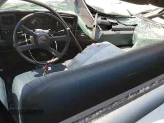 1988 Chevrolet Silverado 3500 z VIN 1GCGC34K3JE141720, wystawiony jako Copart lot #53824654 z przebiegiem 194 390 mil mil oraz Nie do naprawy. Historia ofert i sprzedaży dostępna na DreamBid. Obrazek 8.