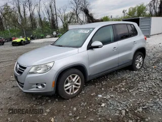2011 Volkswagen Tiguan S z VIN WVGAV7AX8BW522154, wystawiony jako Copart lot #53180775 z przebiegiem 142 186 mil mil oraz Czysty tytuł • Clean title. Historia ofert i sprzedaży dostępna na DreamBid. Obrazek 1.