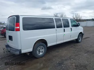2018 Chevrolet Express Passenger LT z VIN 1GAZGPFG0J1329933, wystawiony jako IAAI lot #42116300 z przebiegiem 114 269 mil mil oraz . Historia ofert i sprzedaży dostępna na DreamBid. Obrazek 4.