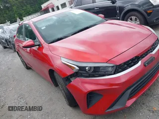 2023 Kia Forte LXS z VIN 3KPF24AD8PE582105, wystawiony jako IAAI lot #42366608 z przebiegiem 61 455 mil mil oraz . Historia ofert i sprzedaży dostępna na DreamBid. Obrazek 1.