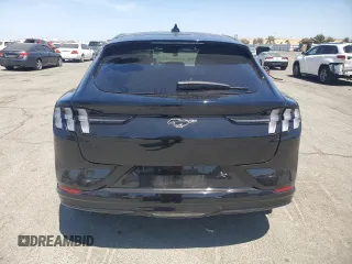 2022 Ford Mustang Mach-E Premium z VIN 3FMTK3R7XNMA24055, wystawiony jako Copart lot #62717525 z przebiegiem 25 079 mil mil oraz Szkoda całkowita • Salvage title. Historia ofert i sprzedaży dostępna na DreamBid. Obrazek 6.
