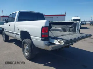 1998 Dodge 2500 z VIN 1B7KF23ZXWJ229754, wystawiony jako IAAI lot #42322524 z przebiegiem 203 937 mil mil oraz . Historia ofert i sprzedaży dostępna na DreamBid. Obrazek 3.