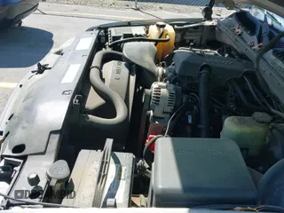 2000 Chevrolet Silverado 1500 LS z VIN 2GCEC19T6Y1278353, wystawiony jako IAAI lot #41874380 z przebiegiem 266 831 mil mil oraz . Historia ofert i sprzedaży dostępna na DreamBid. Obrazek 19.