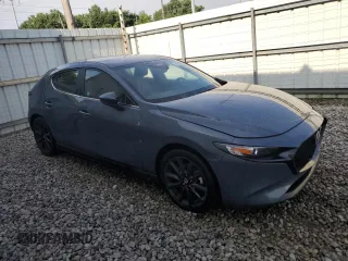 2024 Mazda 3 S Carbon Edition z VIN JM1BPBLM5R1709674, wystawiony jako Copart lot #62645125 z przebiegiem Nie podano mil oraz Nie do naprawy • Non repairable. Historia ofert i sprzedaży dostępna na DreamBid. Obrazek 4.