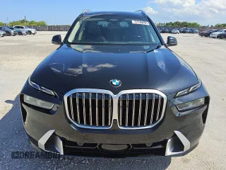 2024 BMW X7 xDrive40i z VIN 5UX23EM07R9V08996, wystawiony jako Copart lot #56997025 z przebiegiem 27 719 mil mil oraz Tytuł czysty. Historia ofert i sprzedaży dostępna na DreamBid. Obrazek 5.