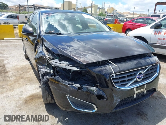2013 Volvo S60 T5 Premier z VIN YV1612FS4D2190479, wystawiony jako IAAI lot #42244633 z przebiegiem 104 927 mil mil oraz . Historia ofert i sprzedaży dostępna na DreamBid. Obrazek 6.