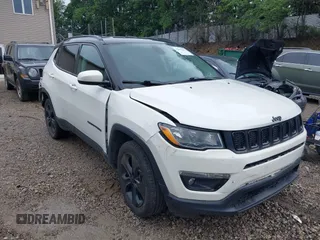 2020 Jeep Compass Latitude z VIN 3C4NJDBBXLT209729, wystawiony jako IAAI lot #42535486 z przebiegiem 106 117 mil mil oraz . Historia ofert i sprzedaży dostępna na DreamBid. Obrazek 1.