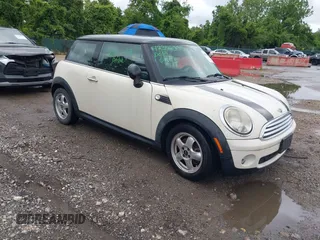 2010 MINI Hardtop z VIN WMWMF3C55ATZ25847, wystawiony jako IAAI lot #42306855 z przebiegiem 77 115 mil mil oraz . Historia ofert i sprzedaży dostępna na DreamBid. Obrazek 1.