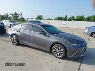 2020 Lexus ES 350 Ultra Luxury z VIN 58ACZ1B13LU079910, wystawiony jako IAAI lot #42480934 z przebiegiem 50 092 mil mil oraz . Historia ofert i sprzedaży dostępna na DreamBid. Obrazek 1.