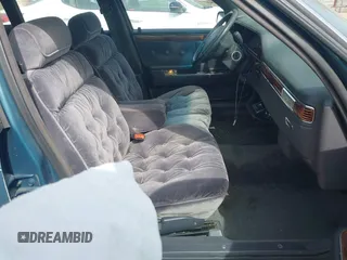 1993 Chrysler New Yorker z VIN 1C3XV66R5PD188692, wystawiony jako IAAI lot #41832600 z przebiegiem 146 380 mil mil oraz . Historia ofert i sprzedaży dostępna na DreamBid. Obrazek 5.