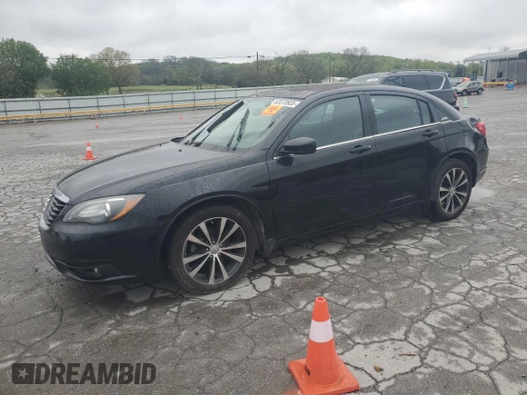 2014 Chrysler 200 Touring z VIN 1C3CCBBG2EN115496, wystawiony jako Copart lot #52072635 z przebiegiem 131 473 mil mil oraz Szkody całkowita. Historia ofert i sprzedaży dostępna na DreamBid. Obrazek 1.