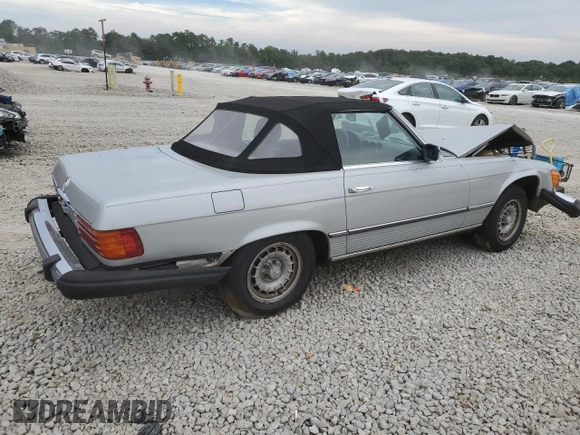 1982 Mercedes-Benz 380 SL z VIN WDBBA45A0CB014230, wystawiony jako Copart lot #71148724 z przebiegiem 133 903 mil mil oraz Nie do naprawy • Non repairable. Historia ofert i sprzedaży dostępna na DreamBid. Obrazek 3.