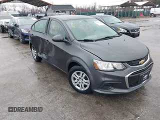 2018 Chevrolet Sonic LS z VIN 1G1JB5SG8J4114322, wystawiony jako IAAI lot #41810179 z przebiegiem 74 797 mil mil oraz . Historia ofert i sprzedaży dostępna na DreamBid. Obrazek 1.