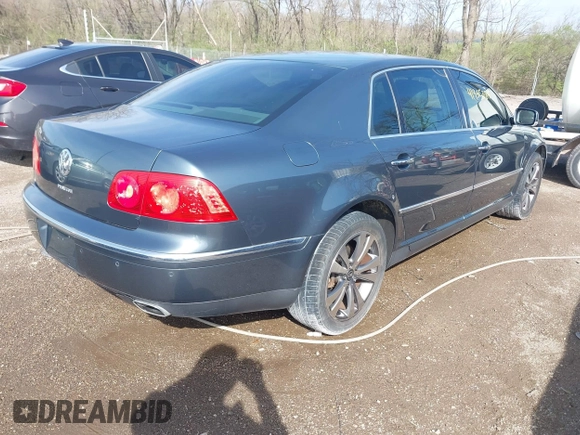 2006 Volkswagen Phaeton z VIN WVWAF03D168000214, wystawiony jako IAAI lot #41935384 z przebiegiem 80 641 mil mil oraz . Historia ofert i sprzedaży dostępna na DreamBid. Obrazek 4.