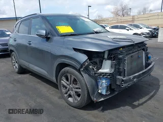 2023 Kia Seltos S z VIN KNDEU2AA1P7394185, wystawiony jako IAAI lot #41923459 z przebiegiem 48 203 mil mil oraz . Historia ofert i sprzedaży dostępna na DreamBid. Obrazek 1.