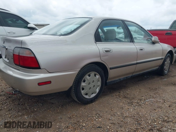 1997 Honda Accord LX z VIN JHMCD5638VC000719, wystawiony jako IAAI lot #42190141 z przebiegiem 325 010 mil mil oraz . Historia ofert i sprzedaży dostępna na DreamBid. Obrazek 4.