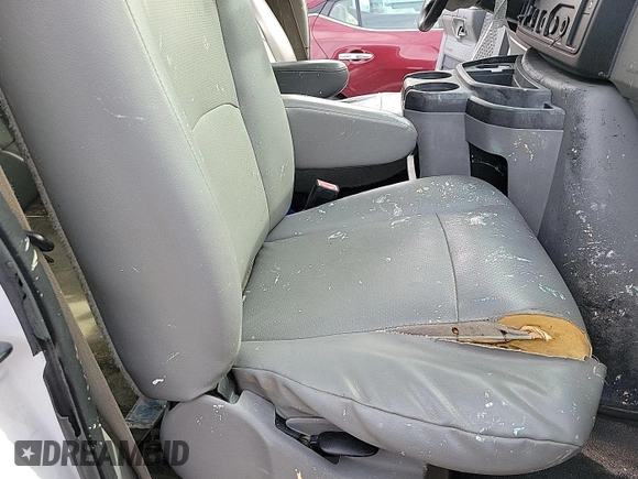 2013 Ford Econoline Passenger XL z VIN 1FBSS3BL5DDA49371, wystawiony jako IAAI lot #42520998 z przebiegiem 62 763 mil mil oraz . Historia ofert i sprzedaży dostępna na DreamBid. Obrazek 6.
