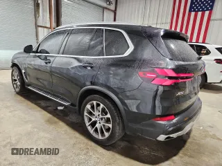 2024 BMW X5 xDrive40i z VIN 5UX23EU09R9V62123, wystawiony jako Copart lot #58241675 z przebiegiem 46 253 mil mil oraz Tytuł czysty. Historia ofert i sprzedaży dostępna na DreamBid. Obrazek 2.