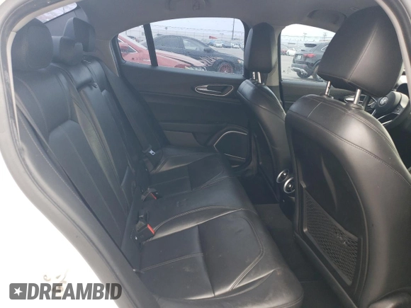 2018 Alfa Romeo Giulia z VIN ZARFAEBN0J7563478, wystawiony jako Copart lot #55683915 z przebiegiem 110 134 mil mil oraz Szkody całkowita. Historia ofert i sprzedaży dostępna na DreamBid. Obrazek 10.