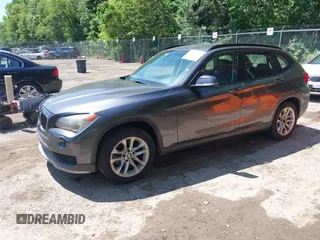 2015 BMW X1 xDrive28i z VIN WBAVL1C55FVY25728, wystawiony jako IAAI lot #42299391 z przebiegiem 160 291 mil mil oraz . Historia ofert i sprzedaży dostępna na DreamBid. Obrazek 2.