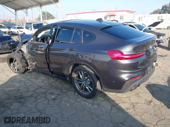 2019 BMW X4 M40i z VIN 5UXUJ5C54KLJ64077, wystawiony jako IAAI lot #41012233 z przebiegiem 40 737 mil mil oraz . Historia ofert i sprzedaży dostępna na DreamBid. Obrazek 3.