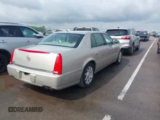 2009 Cadillac DTS 1SA z VIN 1G6KD57Y19U127449, wystawiony jako IAAI lot #42116152 z przebiegiem 107 901 mil mil oraz . Historia ofert i sprzedaży dostępna na DreamBid. Obrazek 4.