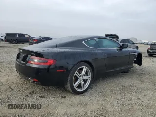 2005 Aston Martin DB9 z VIN SCFAD01A05GA01135, wystawiony jako Copart lot #47689715 z przebiegiem Nie podano mil oraz Tytuł czysty. Historia ofert i sprzedaży dostępna na DreamBid. Obrazek 3.