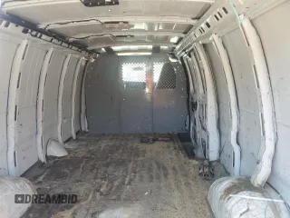 2017 Chevrolet Express Cargo z VIN 1GCWGBFF3H1131538, wystawiony jako Copart lot #55328705 z przebiegiem 160 180 mil mil oraz Czysty tytuł • Clean title. Historia ofert i sprzedaży dostępna na DreamBid. Obrazek 10.