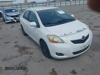 2009 Toyota Yaris z VIN JTDBT903194053889, wystawiony jako IAAI lot #42429293 z przebiegiem 156 729 mil mil oraz . Historia ofert i sprzedaży dostępna na DreamBid. Obrazek 1.