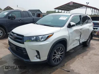 2017 Toyota Highlander XLE z VIN 5TDJZRFH0HS417638, wystawiony jako IAAI lot #42396180 z przebiegiem 101 377 mil mil oraz . Historia ofert i sprzedaży dostępna na DreamBid. Obrazek 17.