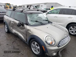 2011 MINI Clubman z VIN WMWZF3C55BT188172, wystawiony jako IAAI lot #41387090 z przebiegiem 176 300 mil mil oraz . Historia ofert i sprzedaży dostępna na DreamBid. Obrazek 1.
