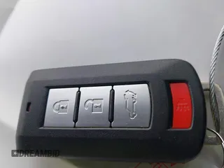 2020 Mitsubishi Outlander ES z VIN JA4AZ3A38LZ020558, wystawiony jako IAAI lot #41694744 z przebiegiem 100 886 mil mil oraz . Historia ofert i sprzedaży dostępna na DreamBid. Obrazek 11.