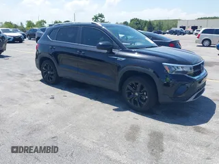 2024 Volkswagen Taos SE z VIN 3VVEX7B20RM047467, wystawiony jako IAAI lot #42290021 z przebiegiem 4 345 mil mil oraz . Historia ofert i sprzedaży dostępna na DreamBid. Obrazek 1.