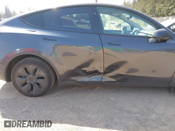 2024 Tesla Model Y Long Range with VIN 7SAYGDEE3RF177458, listed as a IAAI auction lot 42109641 with 7,890 mi miles. Bid and sale history available at carsss.com. Image 6.