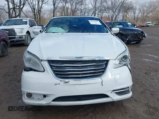 2013 Chrysler 200 Touring z VIN 1C3BCBEGXDN766008, wystawiony jako IAAI lot #41732853 z przebiegiem 139 724 mil mil oraz . Historia ofert i sprzedaży dostępna na DreamBid. Obrazek 12.