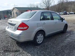2008 Nissan Versa S z VIN 3N1BC11E78L371643, wystawiony jako IAAI lot #41698980 z przebiegiem 82 127 mil mil oraz . Historia ofert i sprzedaży dostępna na DreamBid. Obrazek 4.